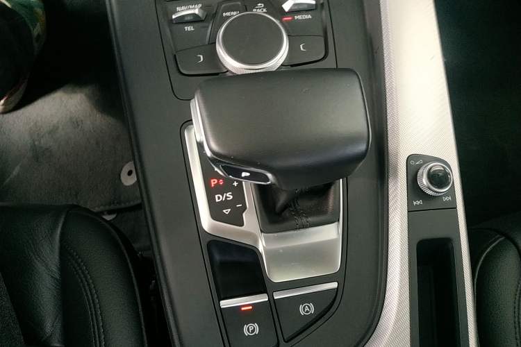 Used Audi A5 2019 Coupe 40 TFSI Fashion Edition China V Emission Standard Gear Lever