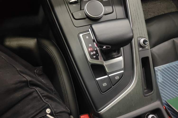 Used Audi A5 2019 Coupe 40 TFSI Fashion Edition China V Emission Standard Gear Lever