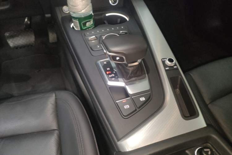 Used Audi A5 2019 Coupe 40 TFSI Fashion Edition China V Emission Standard Gear Lever
