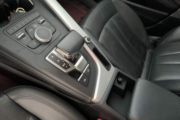 Used Audi A5 2019 Sportback 40 TFSI Fashion Model Gear Lever