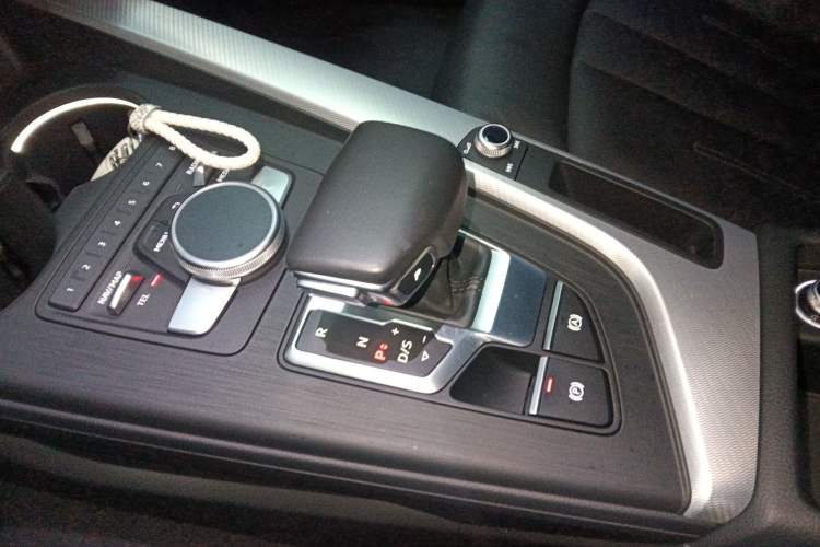 Used Audi A5 2019 Coupe 40 TFSI Fashion Edition China V Emission Standard Gear Lever