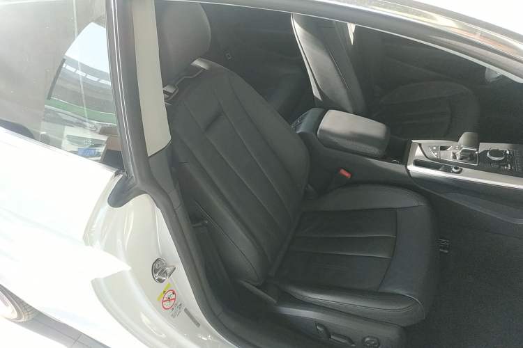 Used Audi A5 2019 Coupe 40 TFSI Fashion Edition China V Emission Standard Right Front Seat