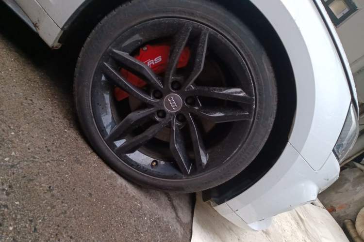 Used Audi A5 2019 Sportback 45 TFSI Fashion Model Right Front Wheel Hub