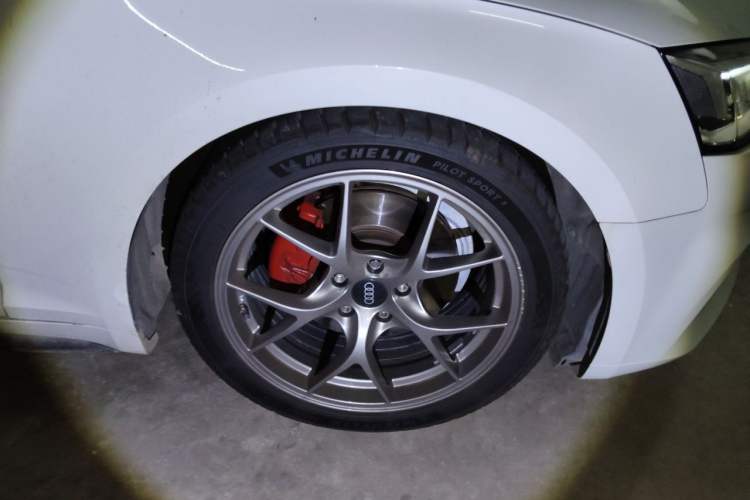 Used Audi A5 2019 Sportback 40 TFSI Fashion Model Right Front Wheel Hub