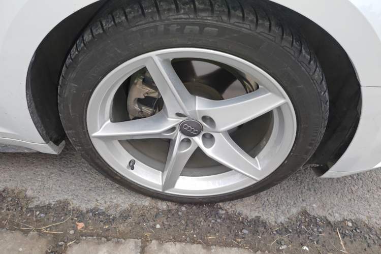 Used Audi A5 2019 Sportback 40 TFSI Fashion Model Right Front Wheel Hub