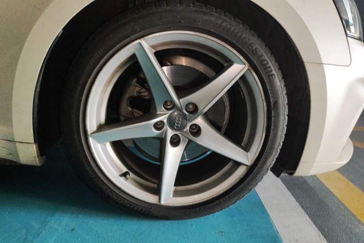 Used Audi A5 2019 Sportback 40 TFSI Fashion Model Right Front Wheel Hub