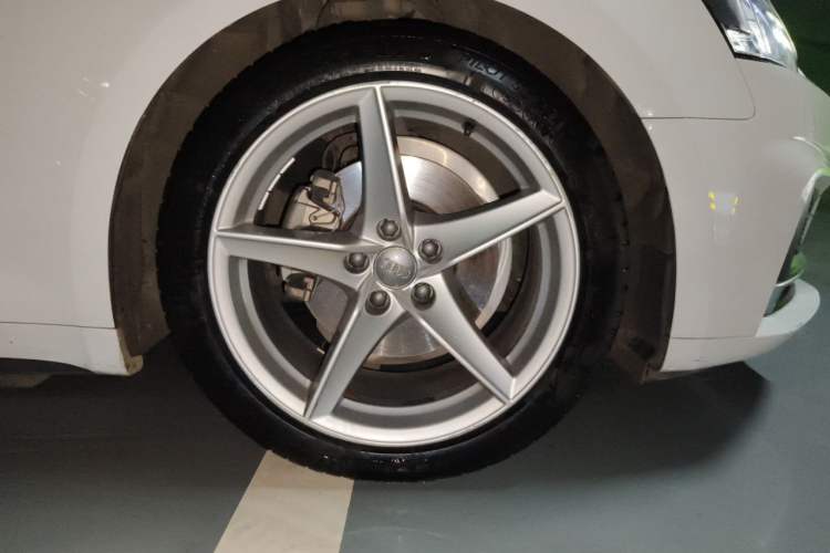 Used Audi A5 2019 Sportback 40 TFSI Fashion Model Right Front Wheel Hub