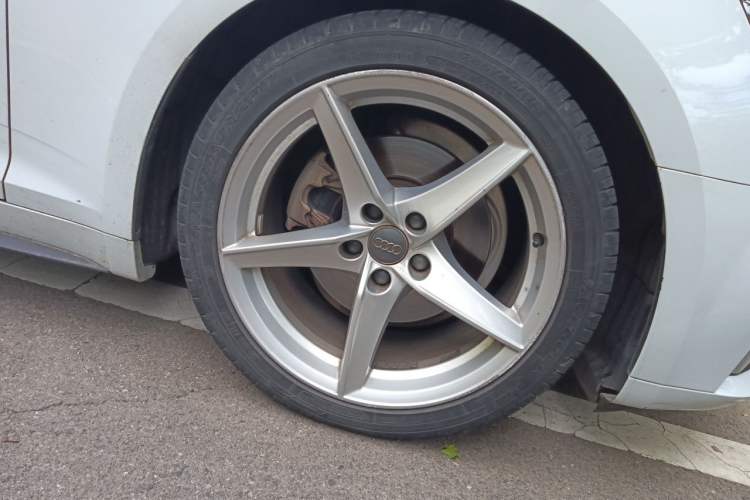 Used Audi A5 2019 Sportback 40 TFSI Fashion Model Right Front Wheel Hub