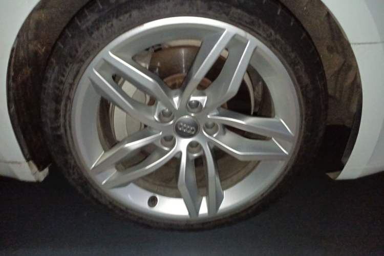 Used Audi A5 2019 Sportback 45 TFSI Fashion Model Right Front Wheel Hub