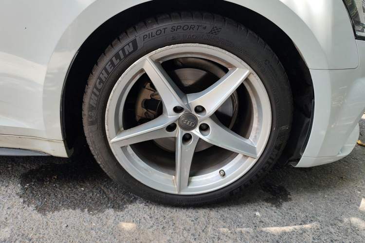 Used Audi A5 2019 Sportback 40 TFSI Fashion Model Right Front Wheel Hub