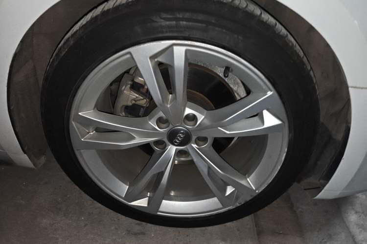 Used Audi A5 2019 Sportback 40 TFSI Fashion Model Right Front Wheel Hub