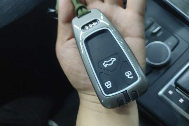 Used Audi A5 2019 Coupe 40 TFSI Fashion Edition China V Emission Standard Vehicle Key
