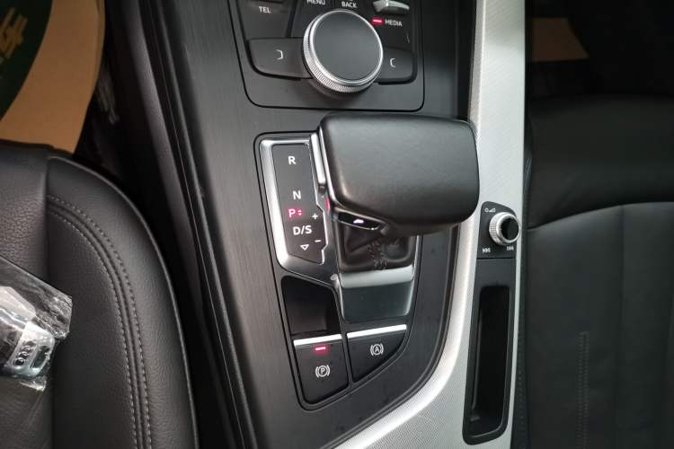 Used Audi A5 2020 Coupe 40 TFSI Fashion Edition China VI Emission Standard Gear Lever