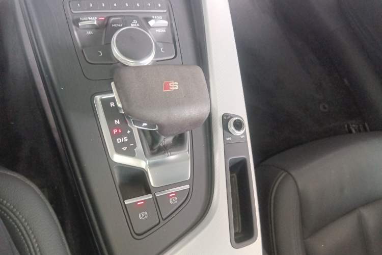 Used Audi A5 2020 Coupe 40 TFSI Fashion Edition China VI Emission Standard Gear Lever