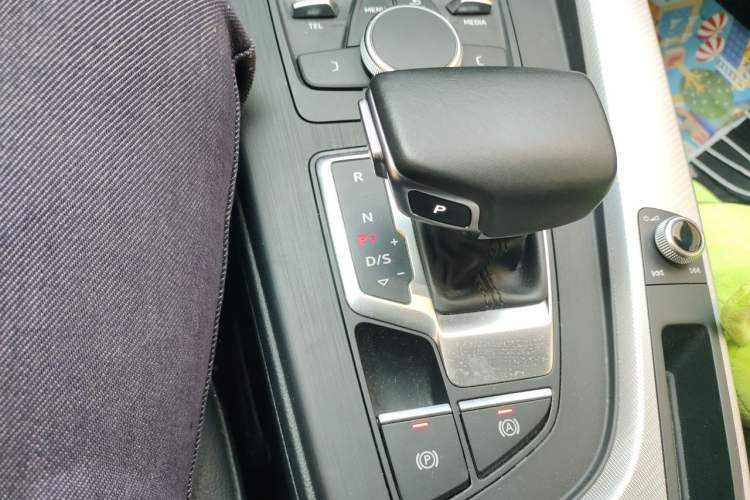 Used Audi A5 2020 Coupe 40 TFSI Fashion Edition China VI Emission Standard Gear Lever