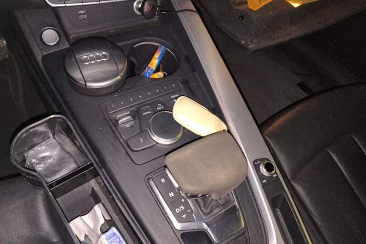 Used Audi A5 2020 Coupe 40 TFSI Fashion Edition China VI Emission Standard Gear Lever