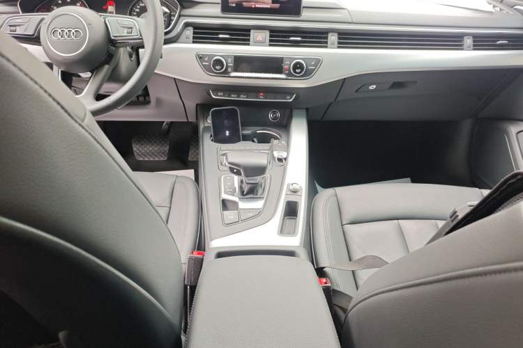Used Audi A5 2020 Coupe 40 TFSI Fashion Edition China VI Emission Standard Gear Lever