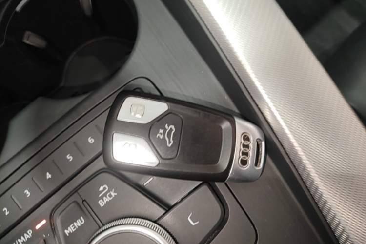 Used Audi A5 2020 Coupe 40 TFSI Fashion Edition China VI Emission Standard Vehicle Key