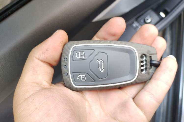 Used Audi A5 2020 Coupe 40 TFSI Fashion Edition China VI Emission Standard Vehicle Key