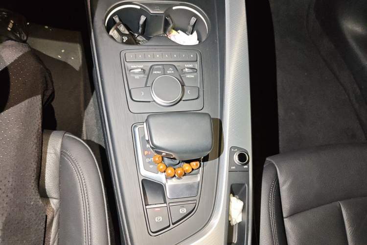 Used Audi A5 2020 Coupe 40 TFSI Fashion Edition China VI Emission Standard Gear Lever