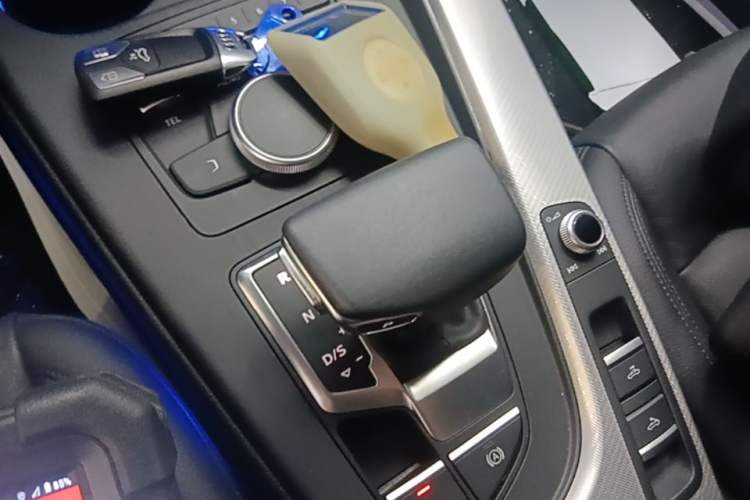 Used Audi A5 2020 Cabriolet 40 TFSI Fashion Edition China VI Emission Standard Gear Lever