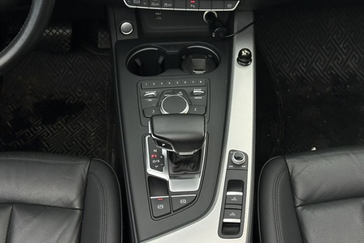 Used Audi A5 2020 Cabriolet 40 TFSI Fashion Edition China VI Emission Standard Gear Lever