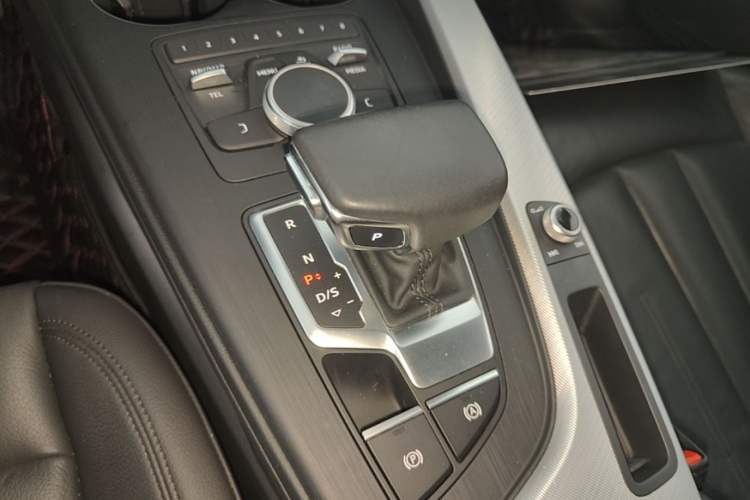 Used Audi A5 2020 Coupe 40 TFSI Fashion Edition China VI Emission Standard Gear Lever