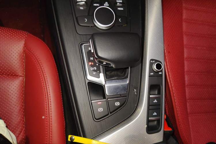 Used Audi A5 2020 Cabriolet 40 TFSI Fashion Edition China VI Emission Standard Gear Lever