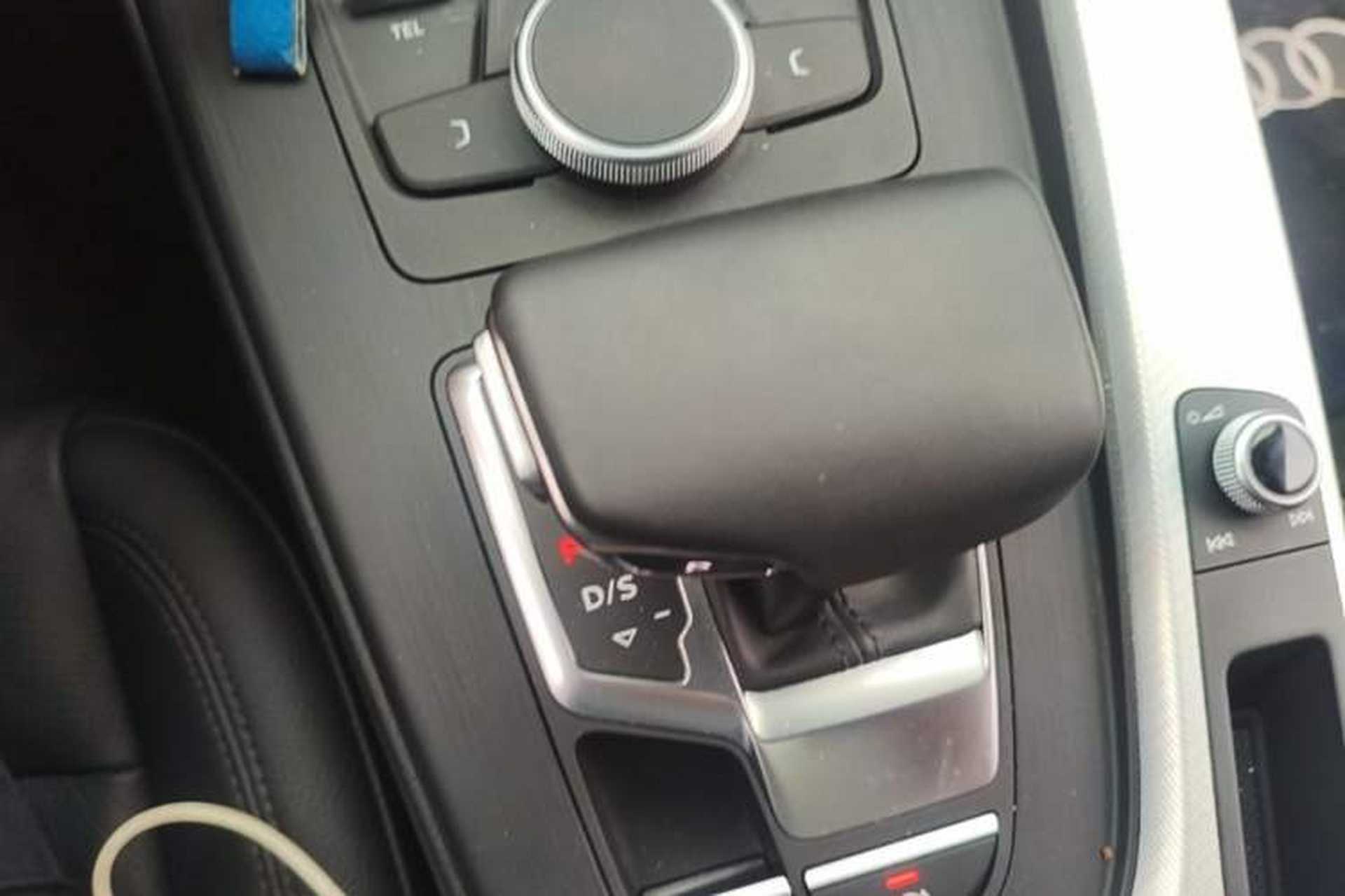 Used Audi A5 2020 Coupe 40 TFSI Fashion Edition China VI Emission Standard Gear Lever