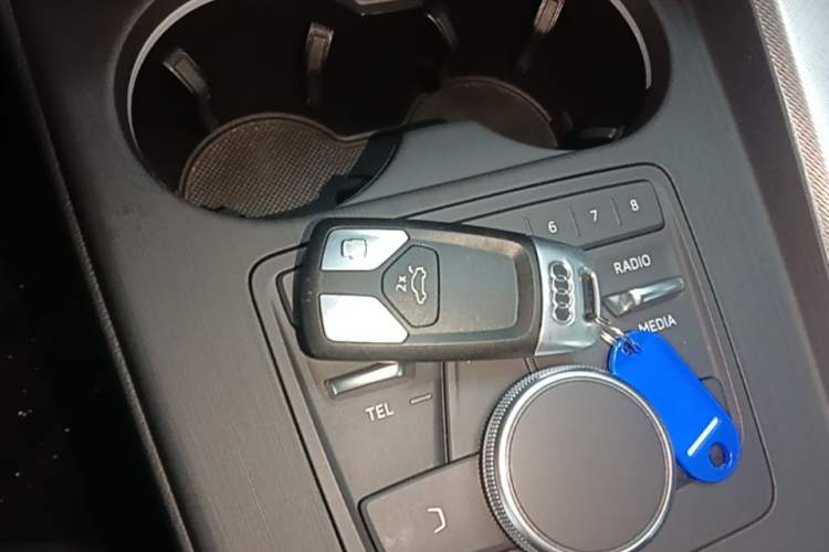 Used Audi A5 2020 Cabriolet 40 TFSI Fashion Edition China VI Emission Standard Vehicle Key