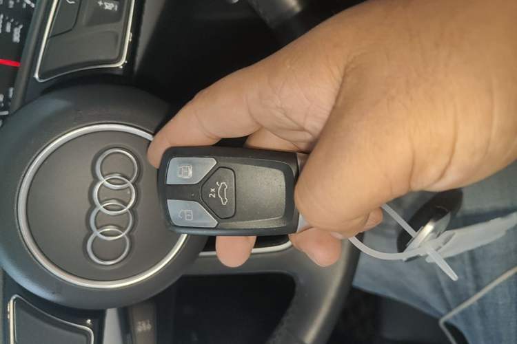 Used Audi A5 2020 Coupe 40 TFSI Fashion Edition China VI Emission Standard Vehicle Key