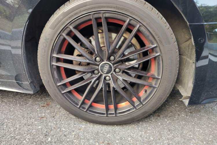 Used Audi A5 2021 Sportback 40 TFSI Stylish and Elegant Model Right Front Wheel Hub