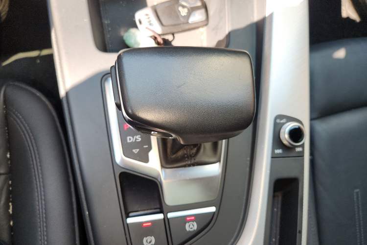 Used Audi A5 2021 Sportback 40 TFSI Stylish and Elegant Model Gear Lever