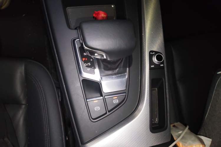 Used Audi A5 2021 Sportback 40 TFSI Stylish and Elegant Model Gear Lever