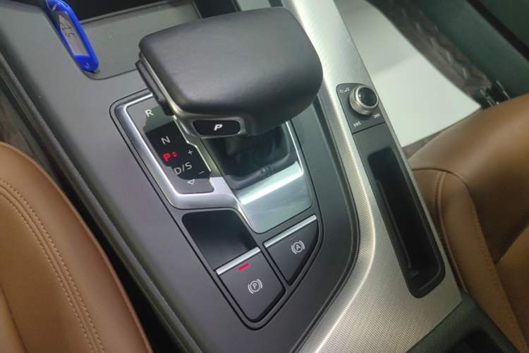 Used Audi A5 2021 Sportback 40 TFSI Stylish and Elegant Model Gear Lever