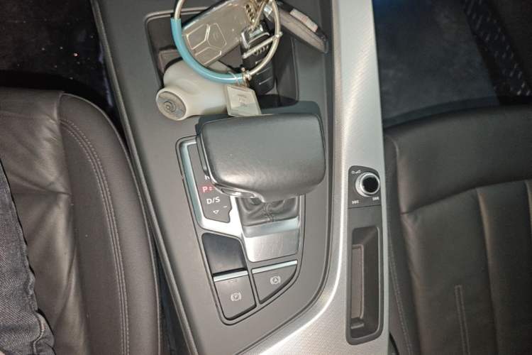 Used Audi A5 2021 Sportback 40 TFSI Stylish and Elegant Model Gear Lever