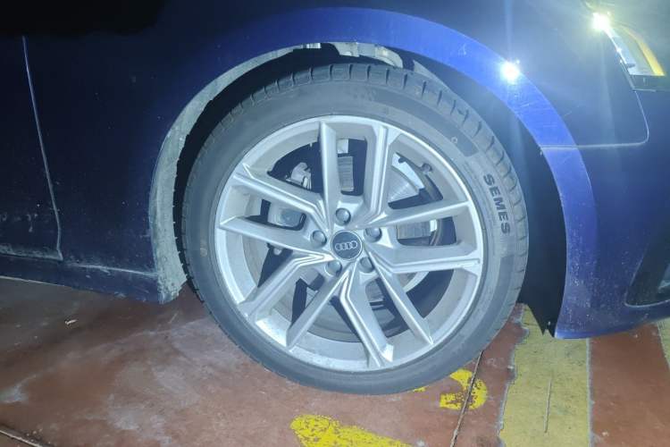 Used Audi A5 2021 Sportback 40 TFSI Stylish and Elegant Model Right Front Wheel Hub