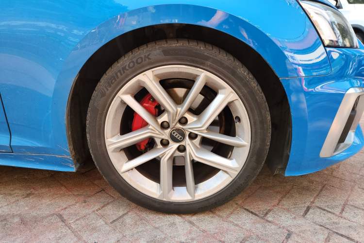 Used Audi A5 2021 Sportback 40 TFSI Stylish and Elegant Model Right Front Wheel Hub