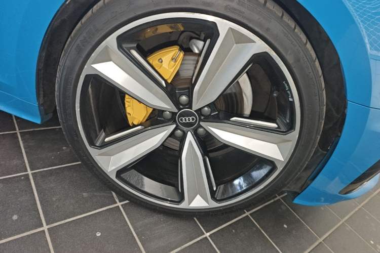 Used Audi A5 2021 Sportback 40 TFSI Stylish and Elegant Model Right Front Wheel Hub