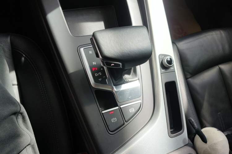 Used Audi A5 2021 Sportback 40 TFSI Stylish and Elegant Model Gear Lever