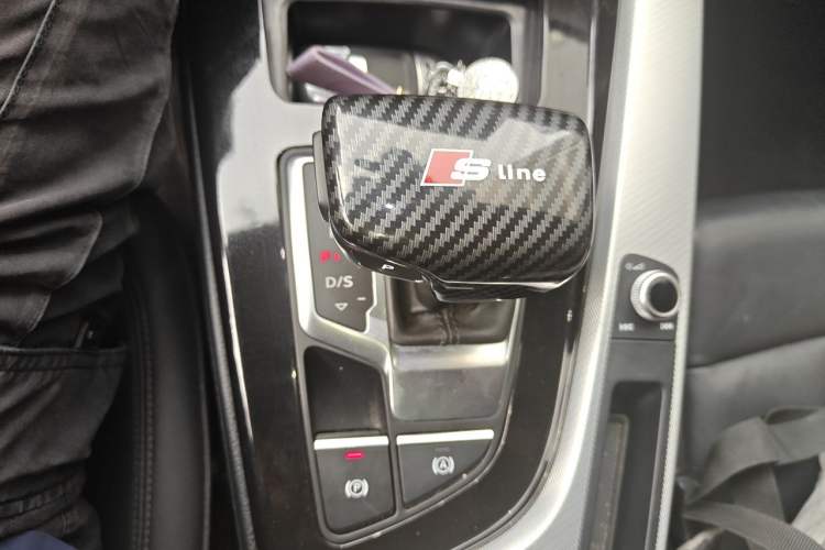 Used Audi A5 2021 Sportback 40 TFSI Stylish and Elegant Model Gear Lever