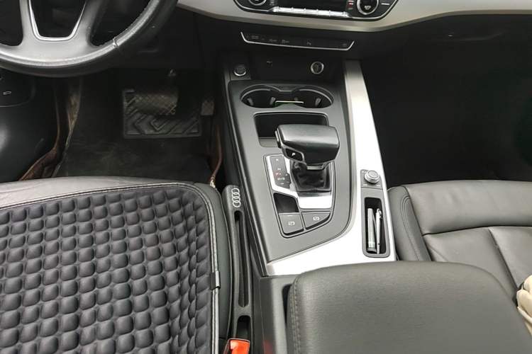 Used Audi A5 2021 Sportback 40 TFSI Stylish and Elegant Model Gear Lever