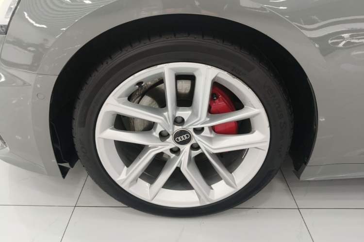 Used Audi A5 2021 Sportback 40 TFSI Stylish and Elegant Model Left Front Wheel Hub