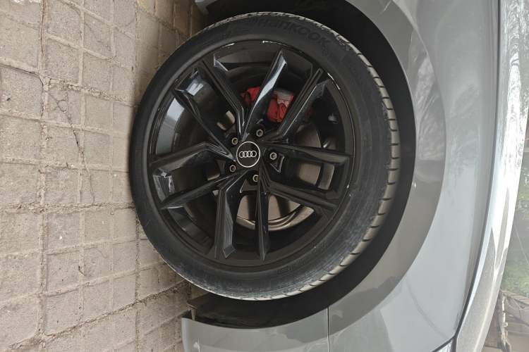 Used Audi A5 2021 Sportback 40 TFSI Stylish and Elegant Model Right Front Wheel Hub