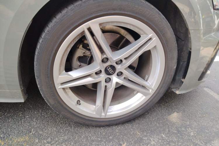 Used Audi A5 2021 Sportback 40 TFSI Stylish and Elegant Model Right Front Wheel Hub