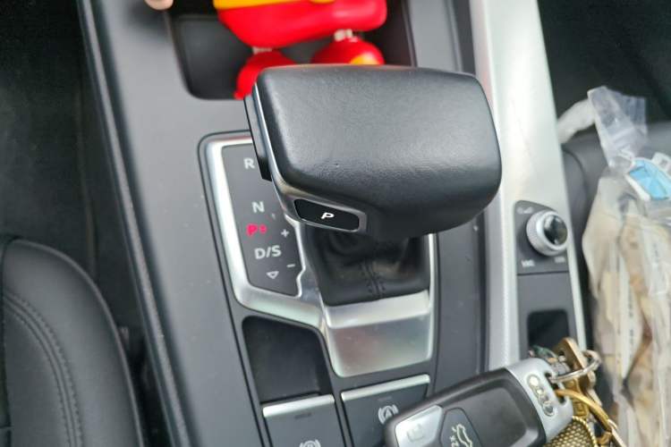 Used Audi A5 2021 Sportback 40 TFSI Stylish and Elegant Model Gear Lever