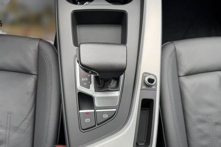 Used Audi A5 2021 Sportback 40 TFSI Stylish and Elegant Model Gear Lever