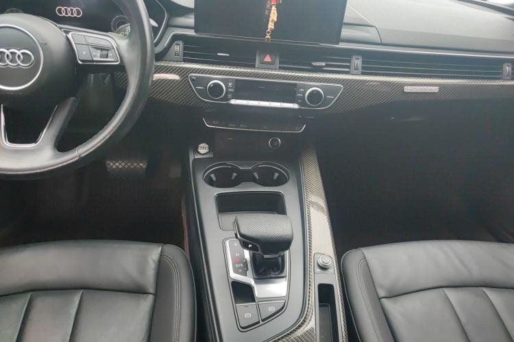 Used Audi A5 2021 Sportback 40 TFSI Stylish and Elegant Model Gear Lever