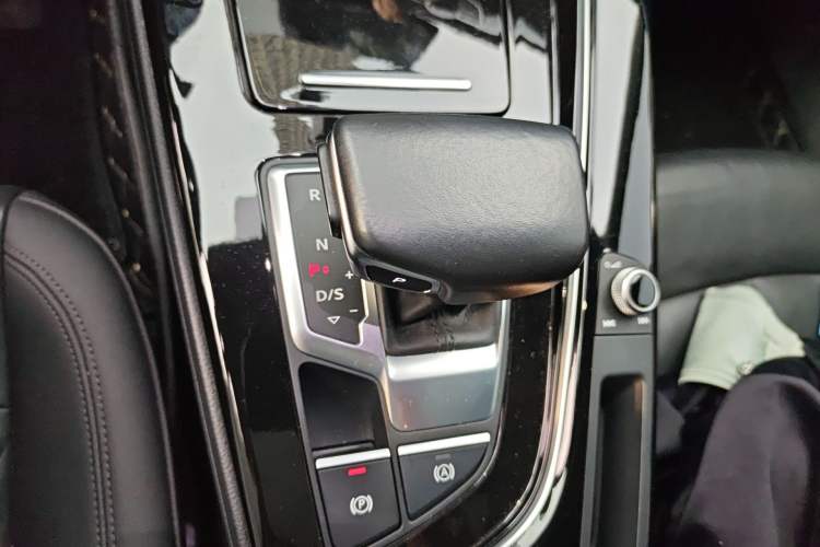 Used Audi A5 2021 Sportback 40 TFSI Stylish and Elegant Model Gear Lever