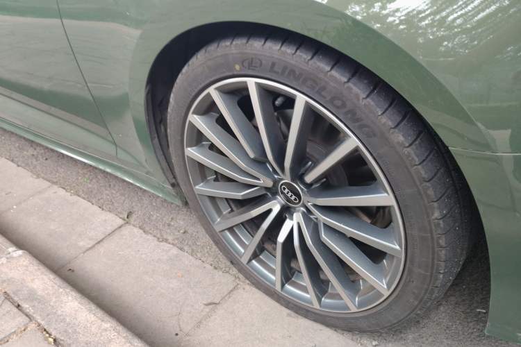 Used Audi A5 2021 Sportback 40 TFSI quattro Luxury Prestige Edition Right Front Wheel Hub